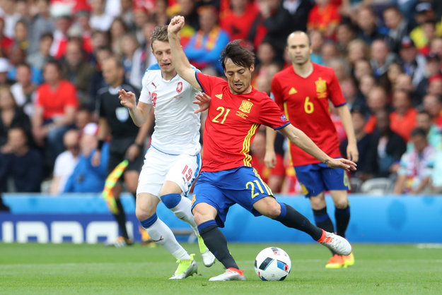 David Silva (s číslom 21) sa pokúša o strelu.