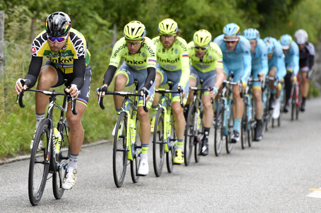 Peter Sagan (vľavo) sa držal so svojimi tímovými kolegami na čele pelotónu.