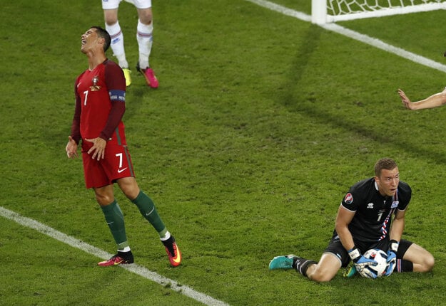 Cristiano Ronaldo (vľavo) a islandský brankár Hannes Halldorsson.