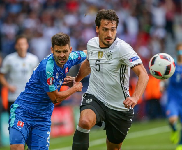 Stopér Mats Hummels (vpravo) hrá na šampionáte skvele.