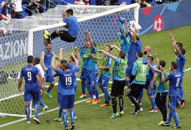 Talianski futbalisti si postup do štvrťfinále poriadne užívali.