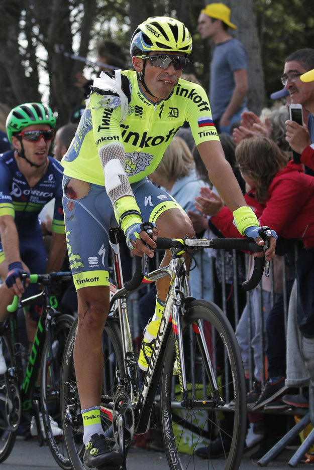 Alberto Contador prišiel do cieľa poriadne doráňaný. Po páde ho ošetrovali priamo počas jazdy.