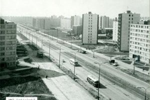 V máji 1965 bola Tr. SNP ešte bez električiek, stromov a množstva áut, nie ako dnes
