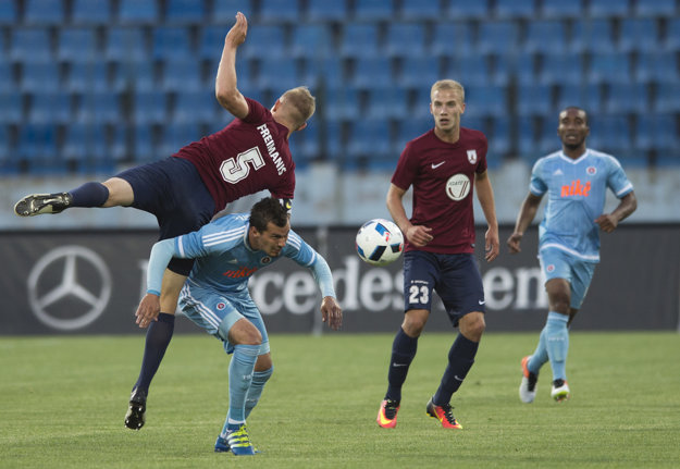Na snímke druhý zľava hráč Slovana František Kubík a hráči FK Jelgavy vľavo Gints Freimanis a Glebs Kluškins (druhý sprava).
