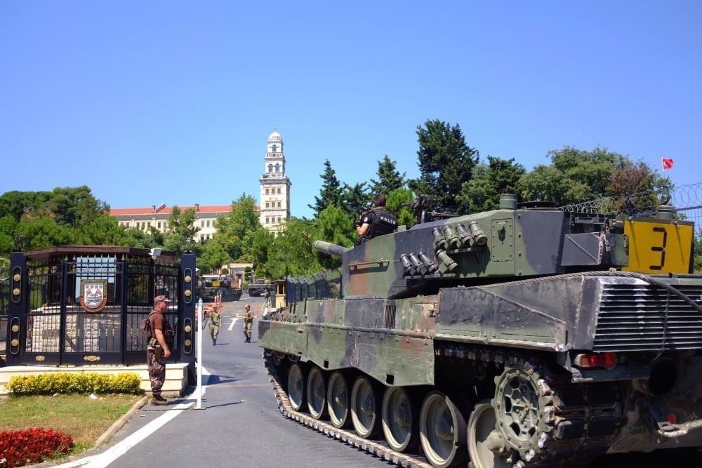 Polícia zváža tanky, ktoré vojaci použili pri pokuse o prevrat, na vojenskú základňu.