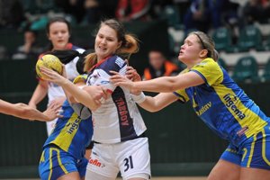 Trápi ju boľavá päta. Daniela Harčarufková (s loptou) tiež nie je fit.