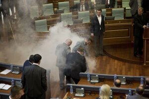 Poslancov zo sály okamžite evakuovali.