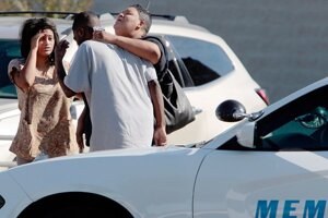 Čakajúci ľudia pred nemocnicou, kam previezli policajta.