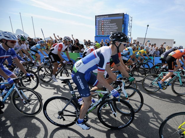 Slovenský cyklista Patrik Tybor (v strede) na olympijskej trati.