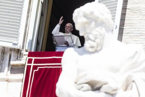 Pápež počas pondelkového príhovoru k pútnikom a turistom na Námestí sv. Petra vo Vatikáne.