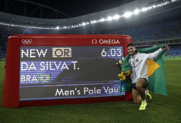 Nový olympijský rekordér pózuje fotografom.