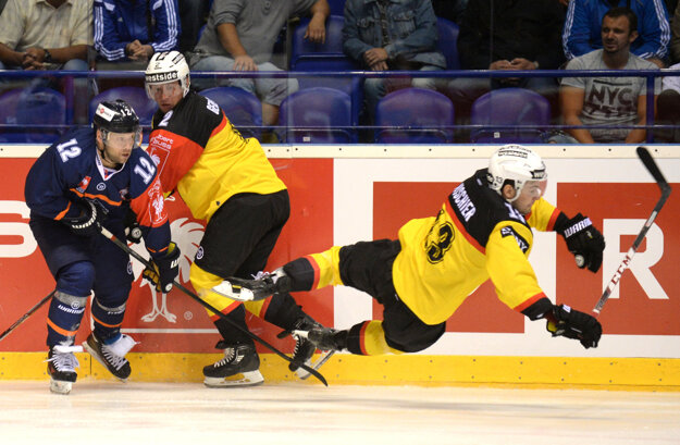 Zľava hráč Košíc Jiří Bicek, Beat Gerber a Luca Hischier (obaja Bern).
