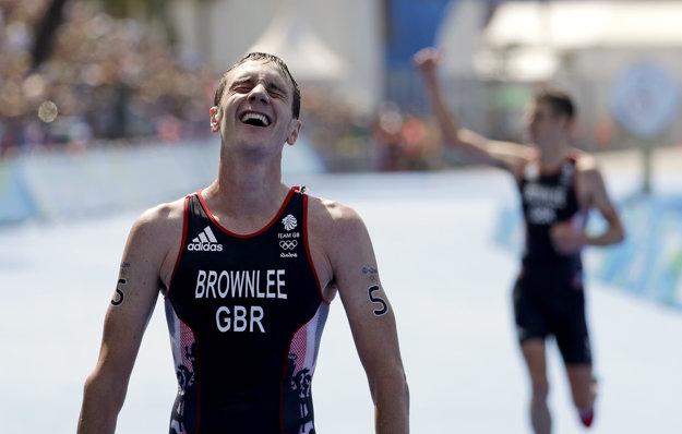 Triumf z Londýna obhájil Alistair Brownlee pred bratom Jonathanom. .