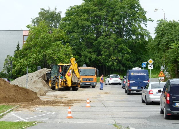 Práce robia len s obmedzením premávky.