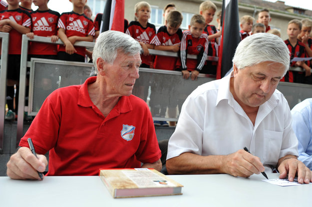 Jozef Adamec a Karol Dobiáš sú legendami slovenského futbalu. Pri odhalení sochy Antona Malatinského nechýbali.