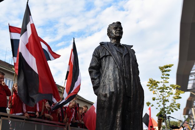 Anton Malatinský vo svojej typickej póze.