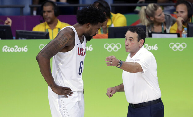 Mike Krzyzewski rozdáva pokyny svojmu zverencovi DeAndremu Jordanovi.
