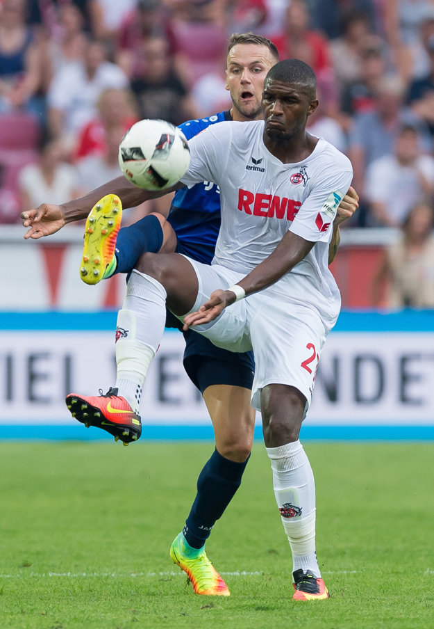 Hráč Kolína Anthony Modeste (vpredu) bojuje o loptu s Alexandrom Miloševičom z Darmstadtu.