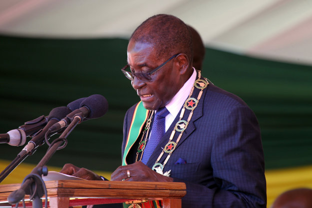 Robert Mugabe reční počas osláv nezávislosti Zimbabwe. V krajine ale vládne tvrdou rukou.