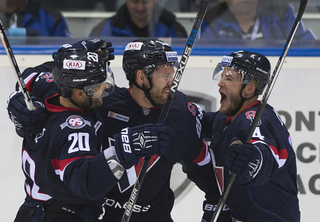 Jeff Taffe, Patrik Lušňák a Andrej Meszároš sa tešia z dokonalého obratu v zápase.