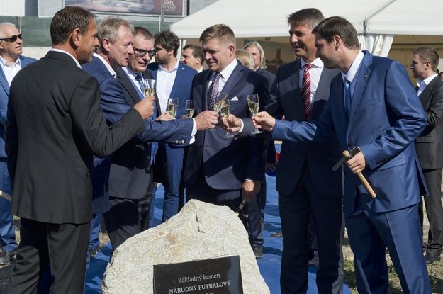 Na snímke zľava konateľ spoločnosti STRABAG Juraj Bacmaňák, investor štadiónu Ivan Kmotrík, prezident SFZ Ján Kováčik, predseda vlády SR Robert Fico, primátor Bratislavy Ivo Nesrovnal a starosta mestskej časti Bratislava - Nové Mesto Rudolf Kusý.