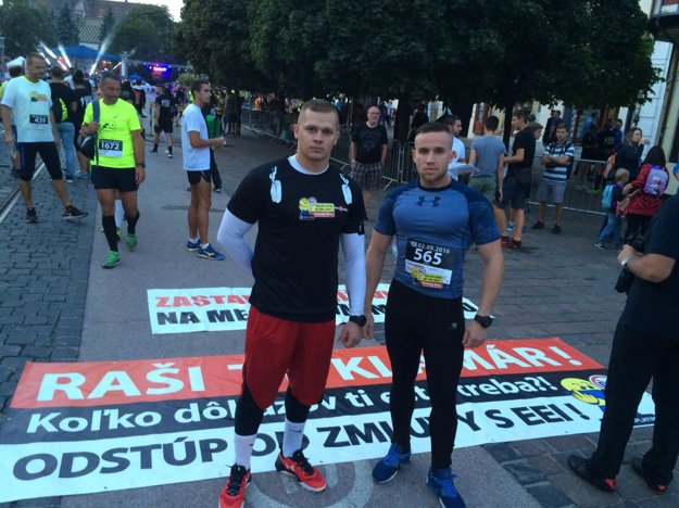 Priaznivci aktivistov vyrazili na trať aj s protestnými nálepkami.