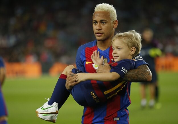 Po Messim zmenil farbu vlasov aj Neymar. Pred zápasom bol na ihrisku aj so svojím synom.