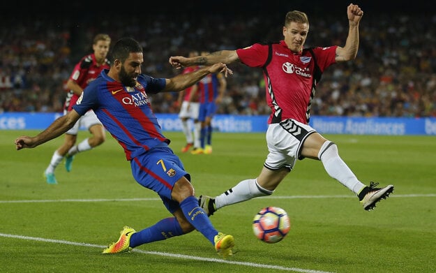 Arda Turan z FC Barcelona (vľavo) a hráč Alavesu Raul Garcia.