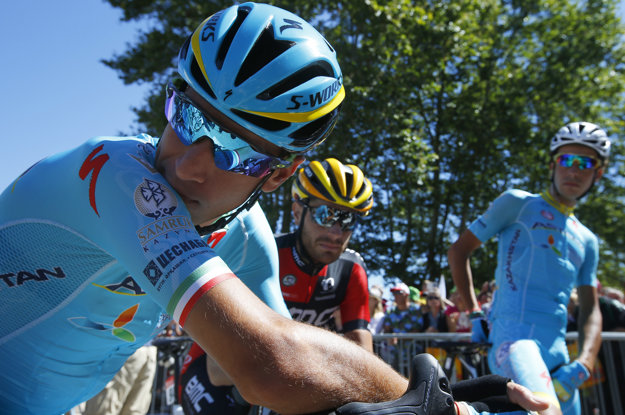 Aj Vincenzo Nibali (vľavo) pomohol Fabiovi Aruovi.