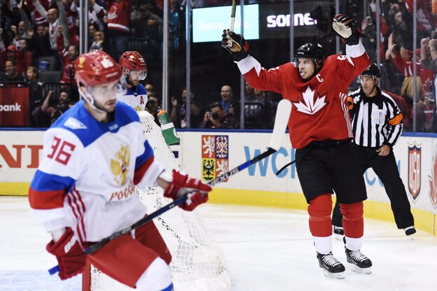 Sidney Crosby sa teší z gólu svojho spoluhráča Brada Marchanda, na ktorý prihrával. Rusi smútia.