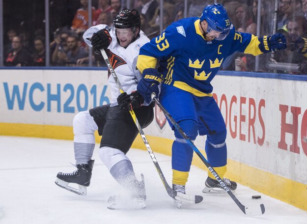 V zápase proti mladíkom zo Severnej Ameriky bojuje Henrik Sedin (vpravo) o puk s Morganom Riellym.