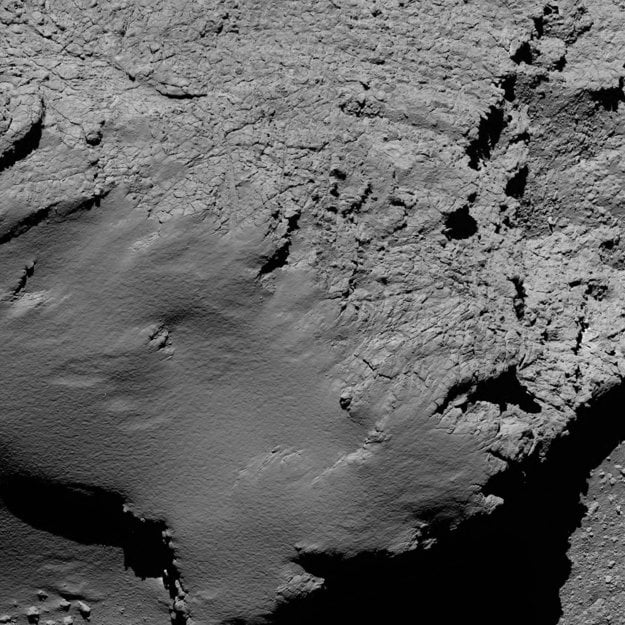 Záber z výšky 9 kilometrov ukazuje detaily povrchu vesmírneho telesa. (zdroj: ESA/ROSETTA)