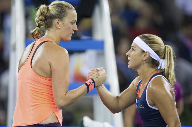 Dominika Cibulková (vpravo) a Petra Kvitová - obe finalistky z Wu-Chanu si v rebríčku polepšili.