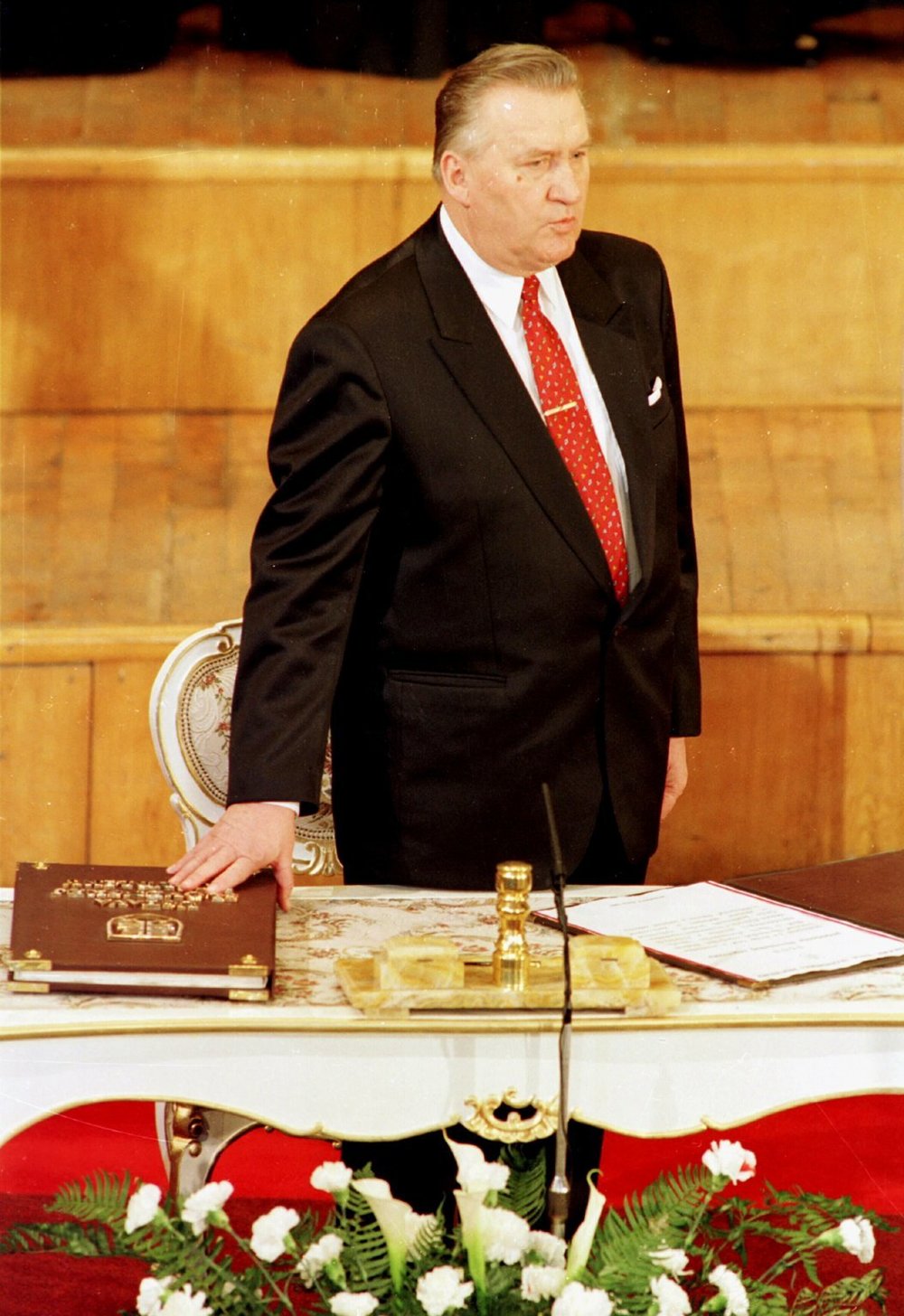 Prezident SR Michal Kováč skladá prezidentskú prísahu na Ústavu SR počas slávnostnej inaugurácie 2. marca 1993. 