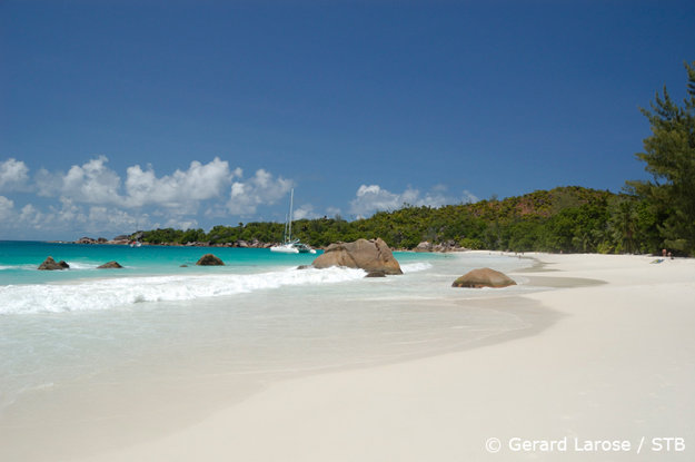 Populárna Anse Lazio na ostrove Praslin.