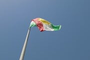 Kurdská vlajka.
