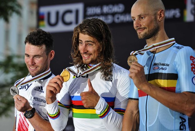 Peter Sagan (v strede) pózuje so zlatou medailou. Vľavo strieborný Brit Mark Cavendish a vpravo bronzový Belgičan Tom Boonen.