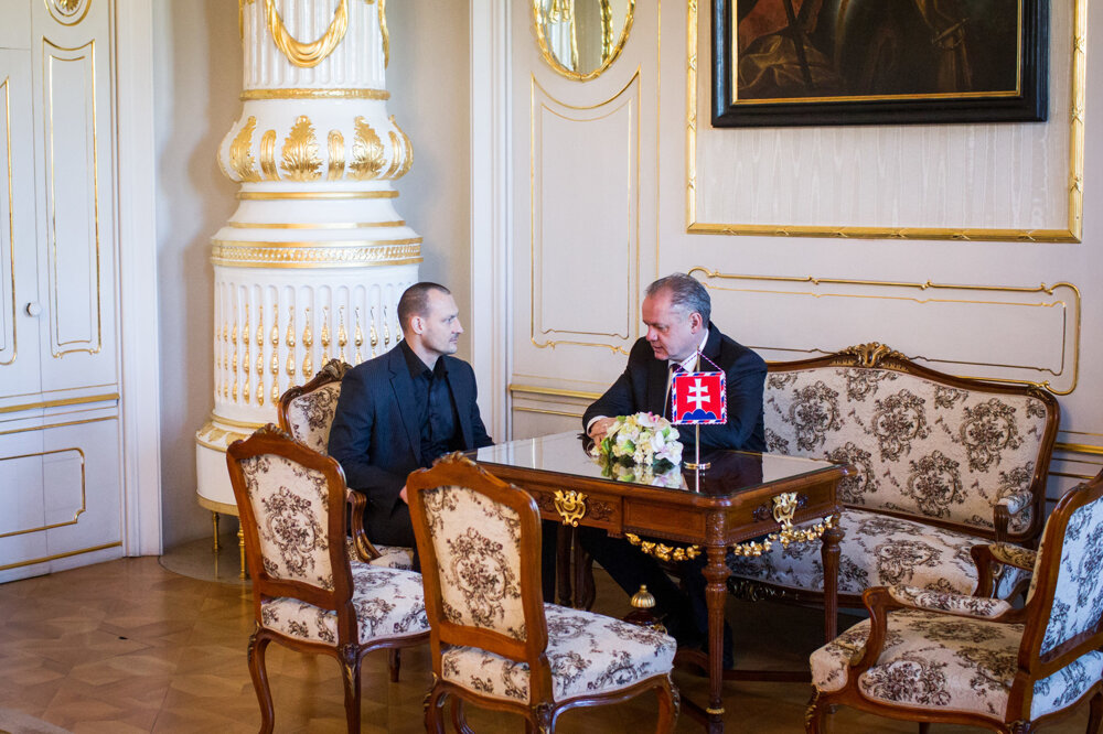 Šéf vyšetrovacieho tímu kauzy Gorila Marek Gajdoš počas prijatia prezidentom Andrejom Kiskom.
