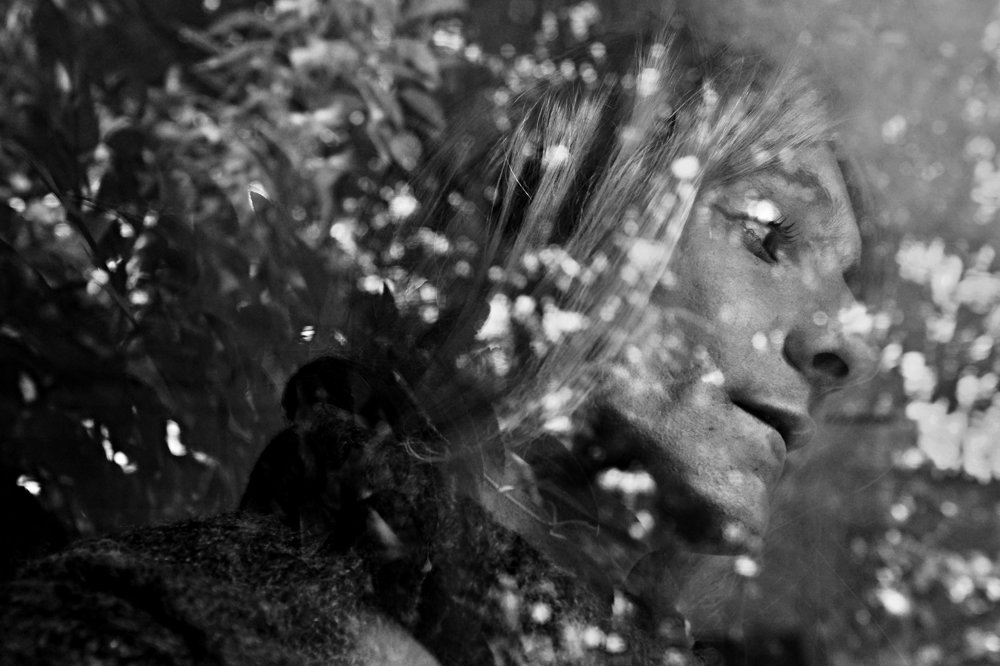 PROBLÉMY DNEŠNEJ DOBY: Peter Dobis, voľný fotograf – Petronela/Slovnaftská ulica. Slovnaftská ulica v Bratislave je neslávne známa ako miesto s najväčším výskytom prostitúcie. Nachádza sa v druhom bratislavskom obvode v blízkosti bytového komplexu Pentagon. Napriek surovému spôsobu života tu všetci zostávajú citlivými ľudskými bytosťami.