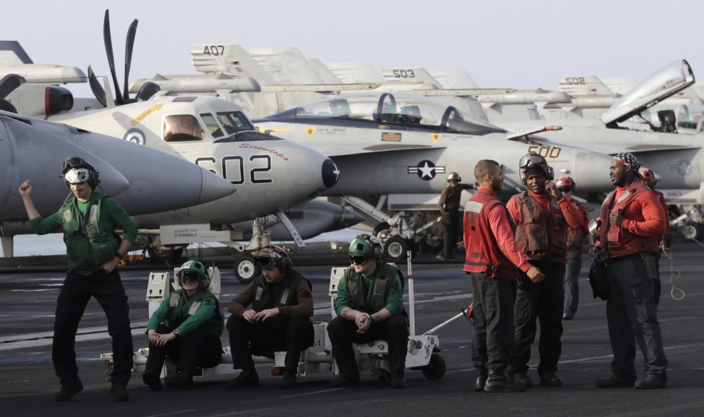 Palubný personál americkej lietadlovej lode USS Dwight D. Eisenhower počas prípravy lietadiel  F-18 Super Hornet. FOTO - TASR/AP