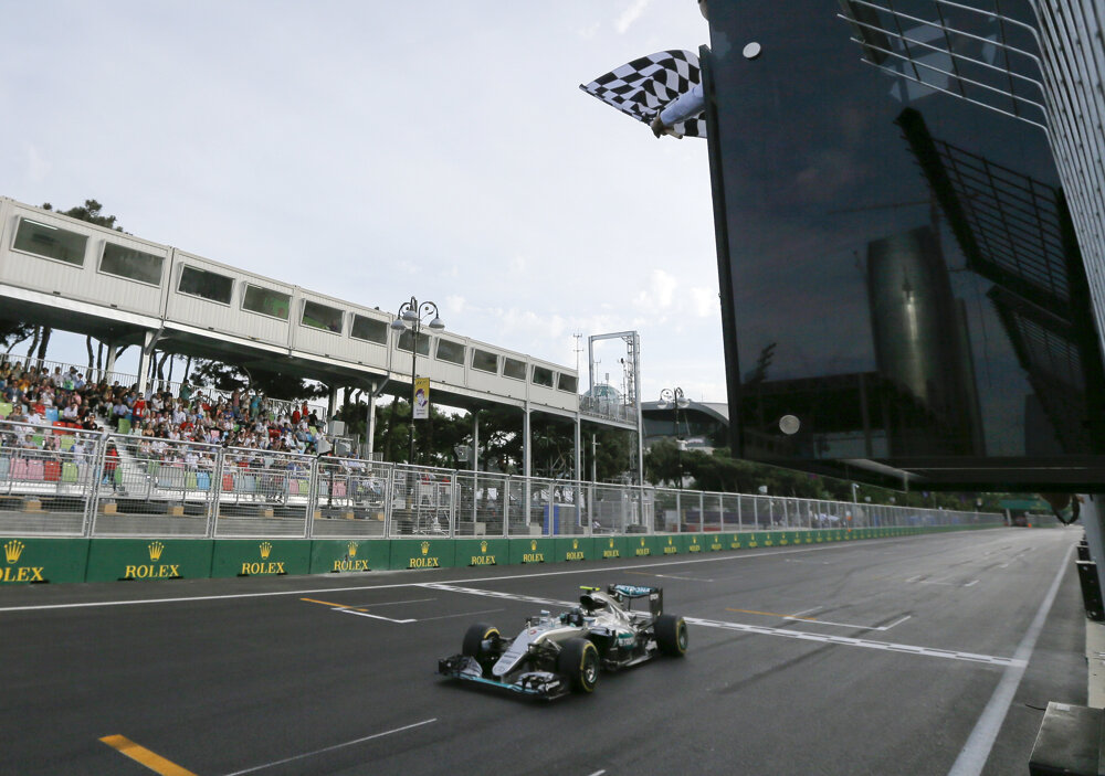 Víťazom Veľkej ceny Európy v Baku sa stal Lewis Hamilton.