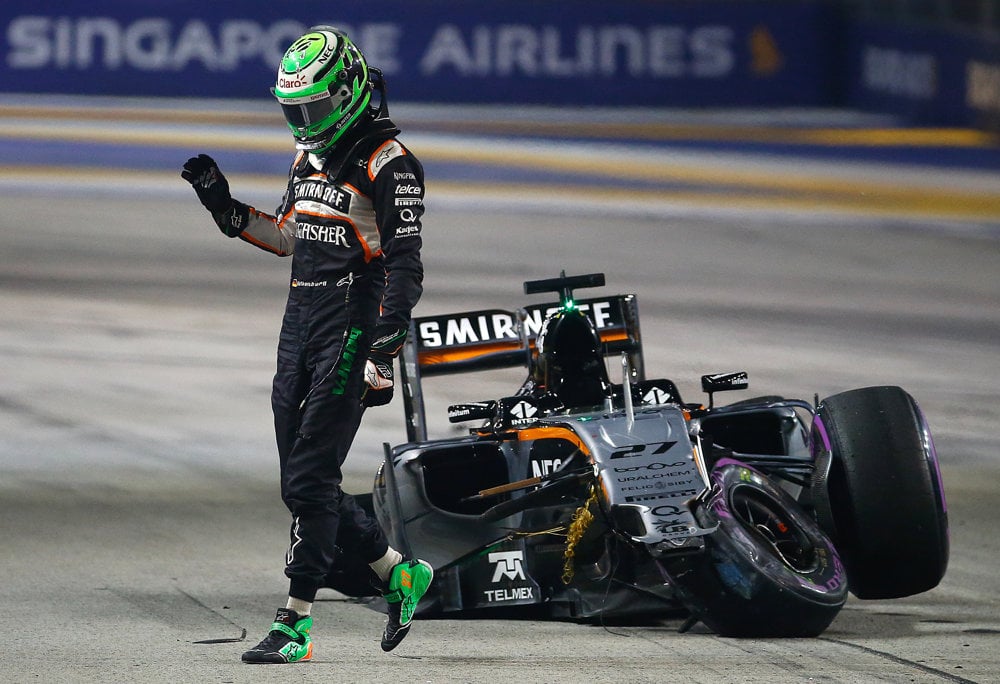 Nico Hulkenberg z tímu Force India po náraze do steny na okruhu v Singapure.