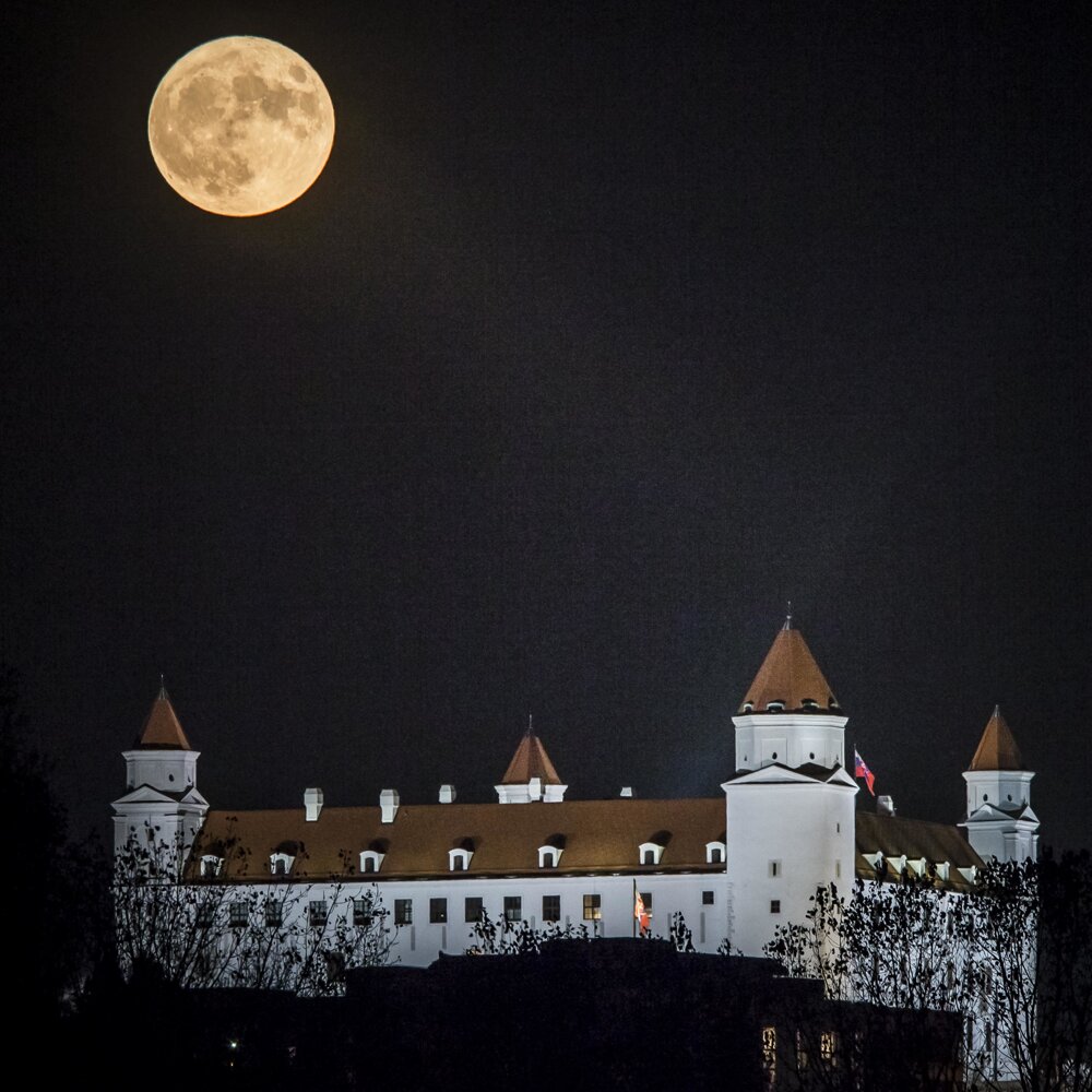 14. november 2016. Supermesiac nad Bratislavským hradom.