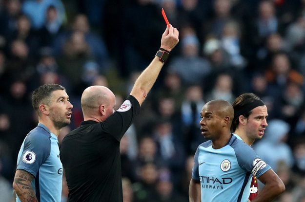 Hráč Manchesteru City Fernandinho nedohral zápas po červenej karte.