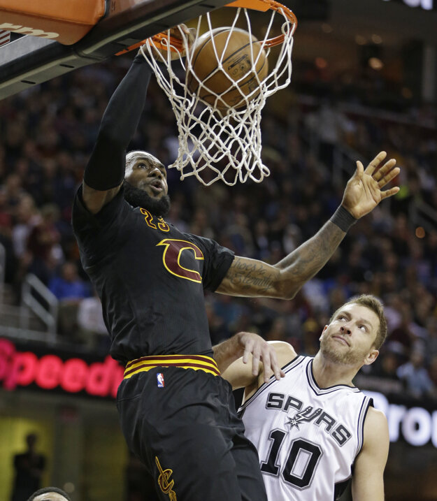 LeBron James zakončuje na kôš v zápase proti San Antoniu.