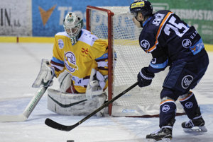 Zľava: Lars Volden z HK Dukla Trenčín a Richard Jenčík z HC Košice.