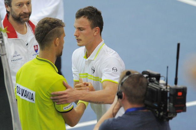 Márton Fucsovics prijíma gratulácie od Martina Kližana.
