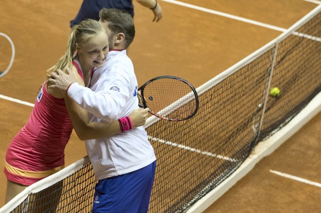 Rebecca Šramková v objatí s Matejom Liptákom.