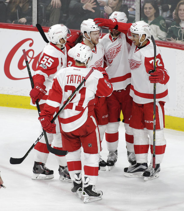 Tomáš Tatar sa so spoluhráčmi raduje po góle Andreasa Athanasioua (č. 72). Detroit napokon prehral.