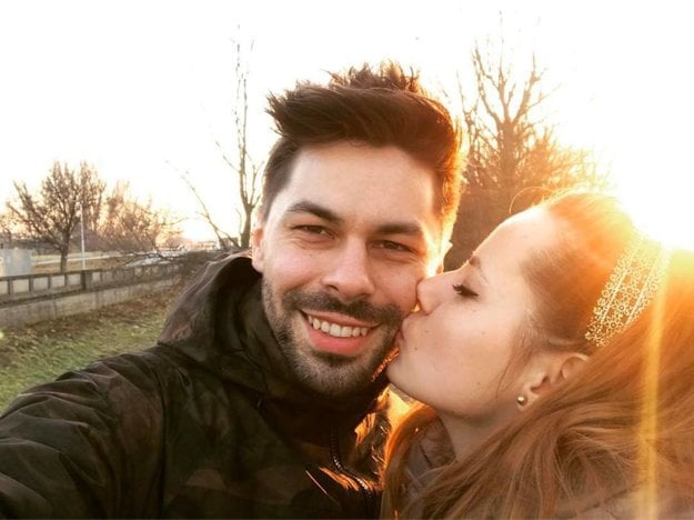 Pusa z lásky. Adam Ďurica je so svojou Kikou už pekných pár rokov. Zatiaľ sa im do svadby príliš nechce, no romantických fotiek majú v archíve hneď niekoľko. S jednou z nich sa podelil aj so svojimi fanúšikmi a nezabudol pripísať prianie: „Krásneho Valentína všetkým.